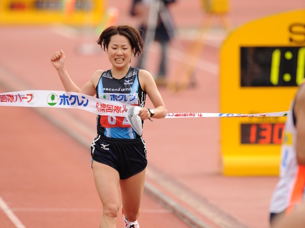 2008年札幌国際ハーフマラソン1位でゴールした加納由理